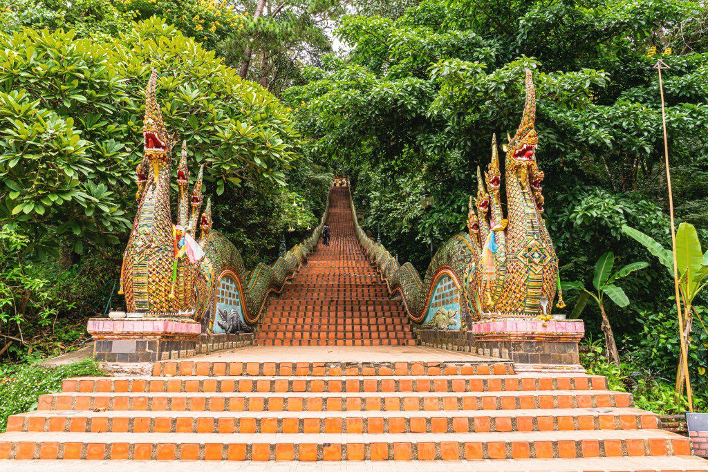 วัดพระธาตุดอยสุเทพ Welo E-Bike พาแอ่วเมืองเชียงใหม่ 10 วัด สายบุญ ต้องห้ามพลาด!